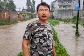 河北一地多日来连续大雨，街道雨水像河水一样，随时做好撤离准备视频封面