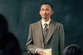 小鬼子搞文化入侵，讲课本全换成日文，军队驻扎学校震慑学生视频封面
