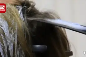 真憋坏了！瑞士女子坐飞机去瑞典做头发开派对视频封面