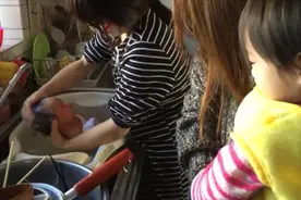 新手妈妈直接在厨房水槽里给宝宝洗澡，感觉就像在洗碗！视频封面