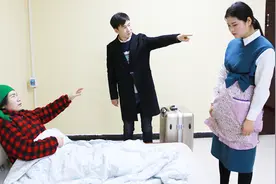 丈夫出差，回到家看到母亲病倒在床上，赶走妻子，最后儿子知错了视频封面