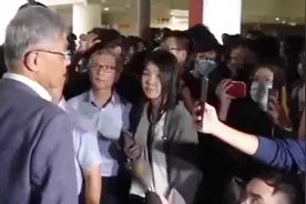 丧心病狂！为抹黑港警 暴徒辱骂校长强迫其表态 被精彩一句话怼回视频封面