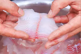 黑鱼怎样做好吃？看厨师长如何烹饪，鱼片洁白如雪，鲜香滑嫩