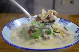 大厨教你一道豫菜：西辣羊肉，羊肉这样好吃不膻，酸辣又开胃