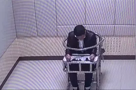 内蒙古赤峰：把同事电话写到厕所，三男子被拘留|法治新闻视频封面