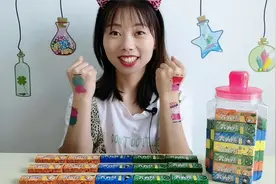 美食开箱：妹子吃“大头贴口香糖”，多彩果味玩贴纸，有趣又香甜视频封面
