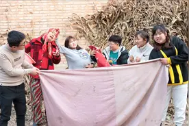 短剧：村妹带妈妈去做桌，妈妈半路帮孕妇接生孩子，过程真搞笑视频封面