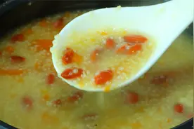 熬小米粥时，直接加水煮是大错，教你一招，香浓黏稠米油厚视频封面