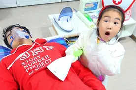 宝蓝和爸爸玩角色扮演医生游戏！能否医治好吃坏肚子的爸爸呢？