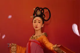 吉娜秀细腰姚安娜穿深V礼服张静初红毯转圈娄艺潇唐装吸睛视频封面