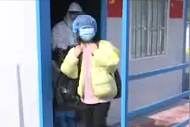 9岁女孩独自出院泪别医护 一句话让医生落泪：我替武汉谢谢你们！视频封面
