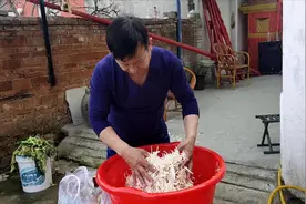 农村大哥用土方法腌制芥菜丝，做法简单超下饭，你学会了吗？