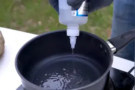 将502胶水倒入锅里，加热至煮沸会发生啥？结果差点把老外熏晕！