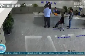 老人捡到巨额现金，转头交到派出所：失主肯定很着急！视频封面