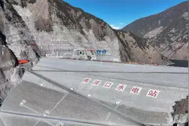 用石头造超级水电站，中国最高土石坝，耗资664亿比三峡高110米视频封面