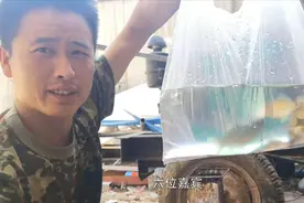 小伙用塑料袋当锅炖鱼汤，下面用火箭炉加热，结果居然是这样