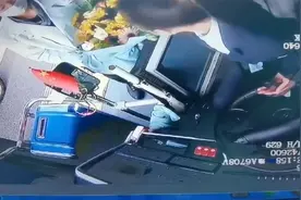 男乘客送花公交女司机求联系方式，女司机：我孩子都上小学了！视频封面