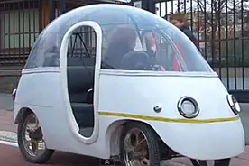 “鸡蛋型”全封闭四轮自行车！车顶全透明，能坐2人还带后备箱！视频封面