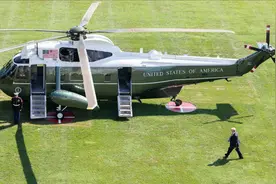 美国总统特朗普从直升机换乘到空军一号， 很有仪式感！