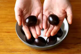 家里有鸡蛋的一定要试试做铁蛋，既好吃，又可以锻炼身体