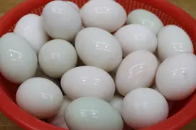 咸鸭蛋最简单的做法，只需两种材料，蛋黄个个流油，新手也能做成