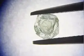 拥有8亿年历史！世界首颗双重钻石现身俄罗斯 被命名“套娃”视频封面