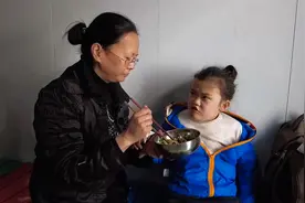女童患全球仅百例的罕见病，相貌异常无痛觉，爸爸态度让妈妈心寒视频封面