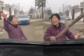 “给我买去！”菏泽一老人持棍拦车要烟，男子解释未带烟反遭怼视频封面
