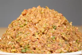 芹菜猪肉饺子馅怎么调好吃？秘制配方比例详细，饺子鲜嫩又多汁视频封面