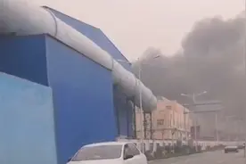 突发！河北沙河一玻璃厂突发大火，现场浓烟滚滚遮天蔽日视频封面