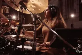 来至加拿大的女鼓手Sarah Thawer现场和乐队的表演，一个字“酷”视频封面