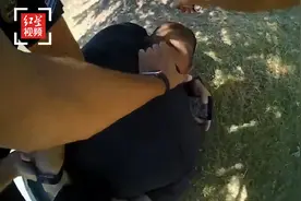 美国一对父子被警察粗暴对待 儿子被拷走 父亲被按倒喷胡椒