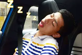 开车跑高速犯困打瞌睡，红牛抽烟不管用，用这个办法开多远都不怕视频封面