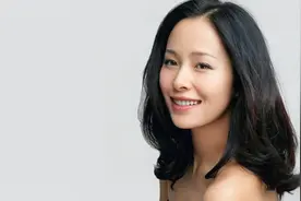 37岁江一燕，疑隐婚生子与赵汉唐选房车，靠肩还同乘离开举止亲密