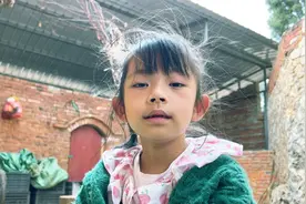 爸爸想给女儿惊喜，编造一个善意的谎言，不料被女儿当场识破视频封面