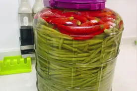 用我的老方法腌制10斤酸豆角，不起白花，又酸又脆，简单易保存视频封面