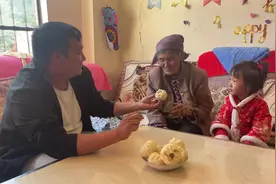 小伙用火腿做的土包子，近90岁的外婆吃得津津有味，不输狗不理包