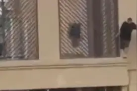 成都吾悦华府小区有人要跳楼？警方：男子从楼顶跳下当场死亡视频封面