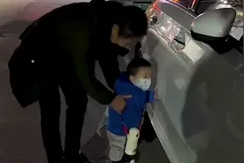 1岁萌娃哭着要坐陌生奔驰，自家奥迪理都不理，妈妈：望父成龙视频封面