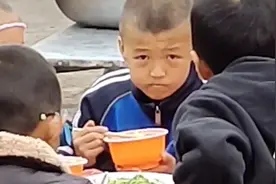 男孩吃酒席偶遇班主任，当场被吓得端着碗不知所措，表情引人爆笑视频封面