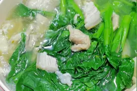 广东名菜：猪肉滚青菜汤，做法简单味道好，有菜有肉一锅端