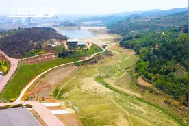 云南曲靖：铁人三项体育公园青山常在、绿水干涸，万民期盼降甘露视频封面