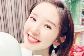 唐艺昕低调现身三亚疑似怀孕养胎，腹部凸起明显