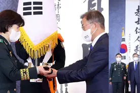 文在寅向韩国准将授予三精剑，口罩上写汉字“杀身成仁”视频封面