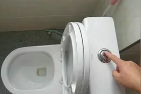 手按坐便马桶水箱按钮，马桶冲不干净出水无力的原因和解决视频封面