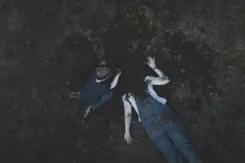 怪物能够换脸变成小孩，代替跟父母一起生活，谁戳穿他就会被活埋视频封面