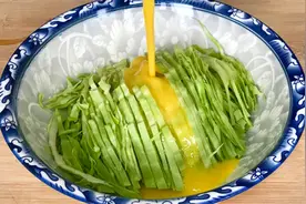 包菜里打入1个鸡蛋，15分钟快速早餐，营养全面，吃1次就忘不了