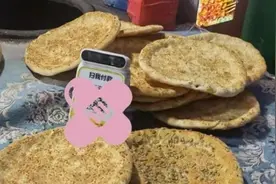 上海10岁女孩买馕饼误付商家30000元，妈妈的教育方式亮了视频封面