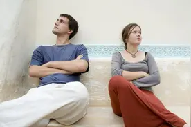 妻子不愿与公婆同住，老公逼着卖婚房，女子：这是我的房子，你滚视频封面