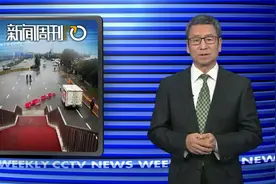 西安一过街天桥楼梯口在马路中间 白岩松：太黑色幽默了！视频封面